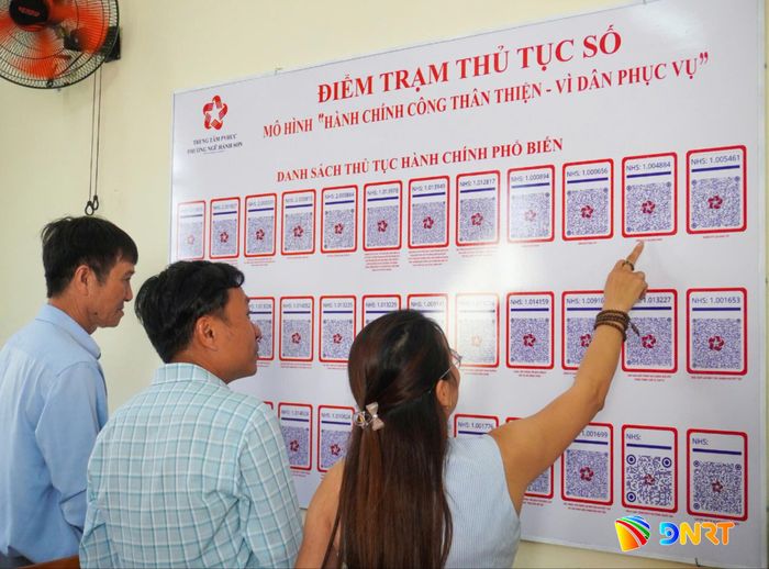 Với mô hình “Điểm trạm thủ tục số” phường Ngũ Hành Sơn, các thủ tục hành chính được đưa đến gần dân hơn. Ảnh: ĐVCC.
