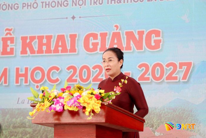 Phó Chủ tịch UBND thành phố Nguyễn Thị Anh Thi phát biểu tại lễ khai giảng. Ảnh: TRỌNG HUY