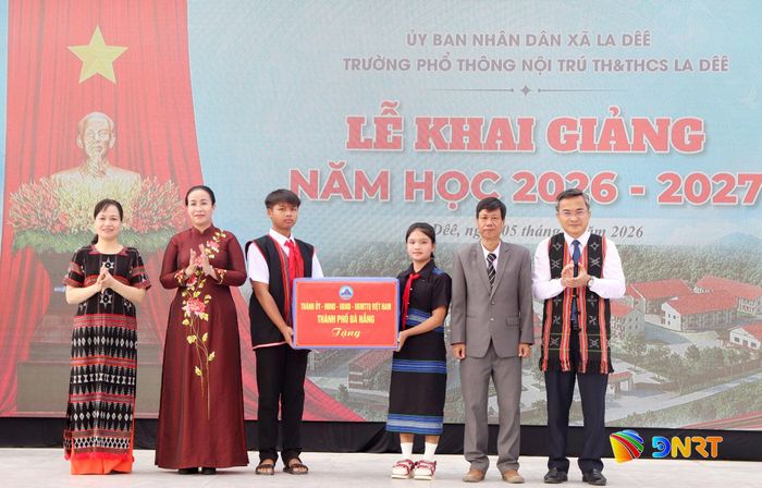 Lãnh đạo thành phố tặng quà cho Trường Phổ thông nội trú Tiểu học và THCS La Dêê. Ảnh: TRỌNG HUY