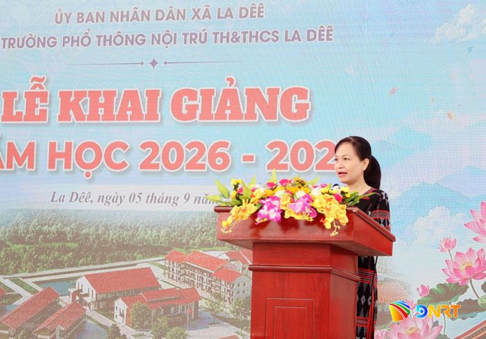 Hiệu trưởng Trường Phổ thông nội trú Tiểu học và THCS La Dêê Doãn Thúy Hà phát biểu khai giảng năm học mới. Ảnh: TRỌNG HUY