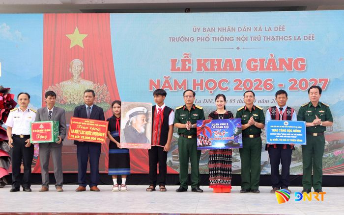 Các cơ quan, đơn vị tặng quà cho Trường Phổ thông nội trú Tiểu học và THCS La Dêê. Ảnh: TRỌNG HUY