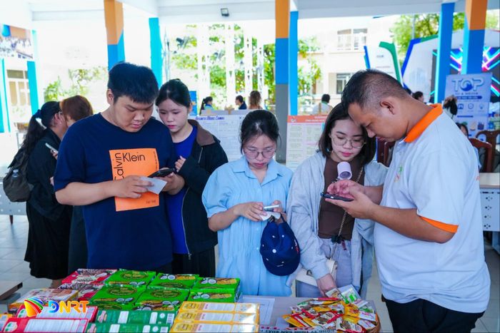 Sinh viên tham gia tìm hiểu các mô hình khởi nghiệp trưng bày tại “Tuần lễ khởi nghiệp sáng tạo học sinh, sinh viên” tại Trường Đại học Kinh tế. Ảnh: T.H