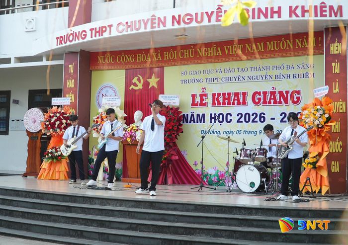 Học sinh Trường THPT chuyên Nguyễn Bỉnh Khiêm thể hiện tài năng âm nhạc tại lễ khai giảng. Ảnh: HỒ QUÂN