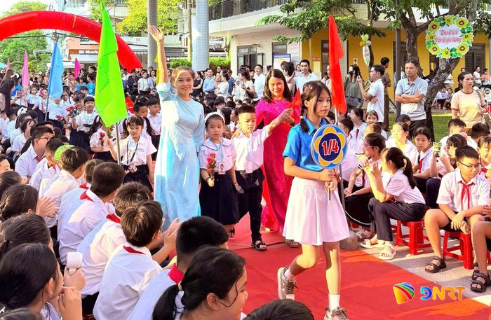 Cô giáo đón học sinh lớp 1 tại Trường Tiểu học Lý Tự Trọng (phường Hải Châu). Ảnh: THU HÀ