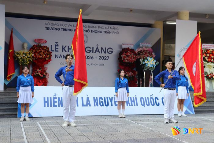 Trang nghiêm lễ chào cờ tại Trường THPT Trần Phú (phường Hải Châu). Ảnh: KHÁNH NGÂN