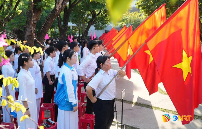 Lễ chào cờ năm học mới tại Trường THPT chuyên Nguyễn Bỉnh Khiêm (phường Bàn Thạch). Ảnh: HỒ QUÂN
