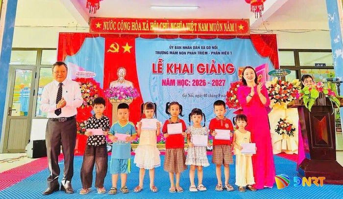 Tặng quà học sinh khó khăn của Trường Mẫu giáo Phan Triêm (xã Gò Nổi). Ảnh: TRẦN CÔNG VŨ