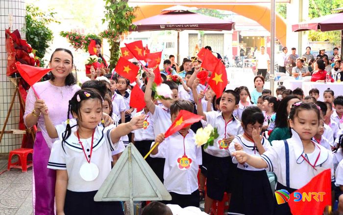 Đón học sinh lớp 1 tại Trường Tiểu học Trần Cao Vân (phường Thanh Khê). Ảnh: THU HÀ