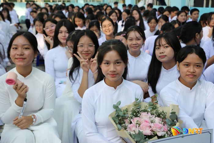 Nữ sinh Trường THPT Trần Cao Vân (phường Tam Kỳ) rạng rỡ trong tà áo dài mới. Ảnh: ALĂNG NGƯỚC