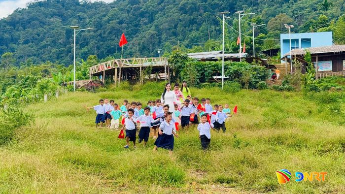 Các cô giáo xã Trà Tập đón học sinh đến trường. Ảnh: PHÚ THIỆN