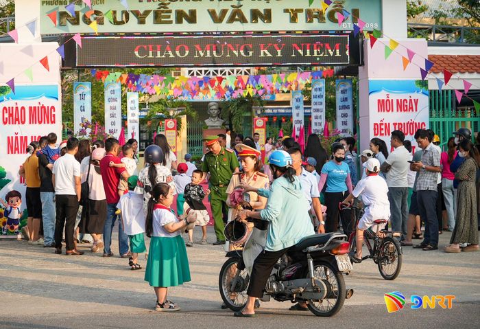 Lực lượng công an đảm bảo an toàn giao thông, an ninh trật tự tại các điểm trường. Ảnh: HỒ QUÂN
