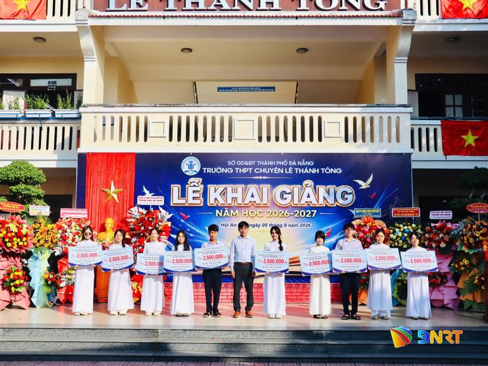 Giáo sư Dương Quang Trung (giữa) là nhà khoa học về lĩnh vực viễn thông, tặng học bổng tiếp sức đến trường cho học sinh Trường THPT chuyên Lê Thánh Tông nhân lễ khai giảng năm học mới. Ảnh: QUỐC TUẤN