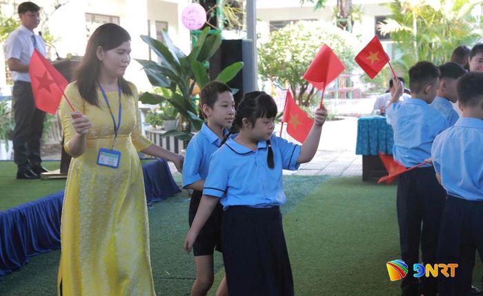 Nghi thức chào đón học sinh mới nhập học tại Trung tâm Hỗ trợ phát triển giáo dục hòa nhập Đà Nẵng. Ảnh: ĐẮC MẠNH