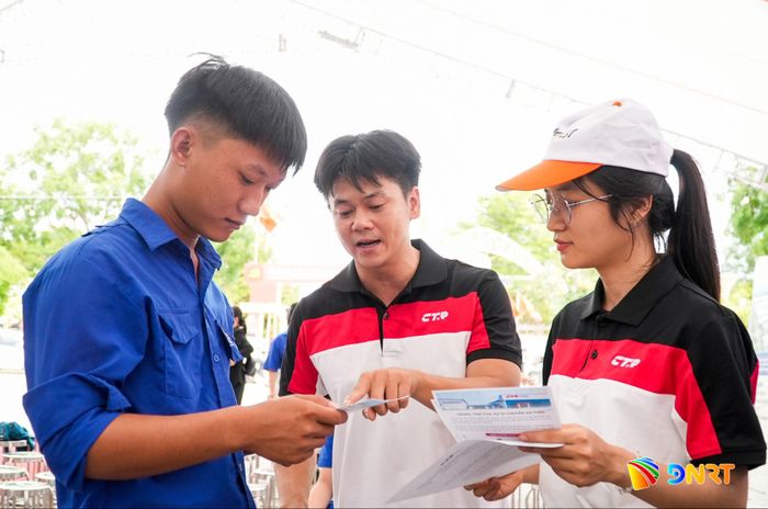 Doanh nghiệp cung cấp thông tin tuyển dụng cho người lao động. Ảnh: HỒ QUÂN