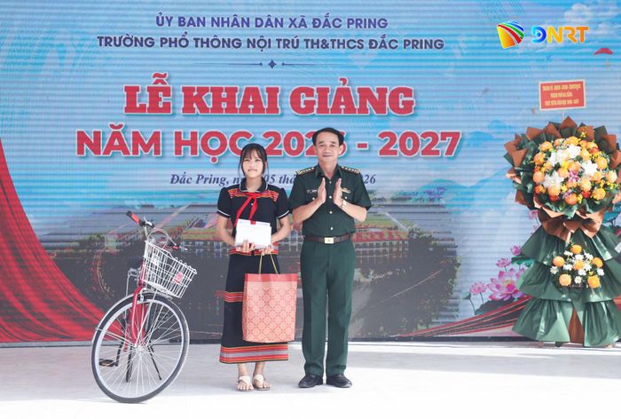 Lãnh đạo Ban Chỉ huy Bộ đội Biên phòng thành phố trao quà cho "Con nuôi Đồn Biên phòng". Ảnh: NGỌC PHÚ