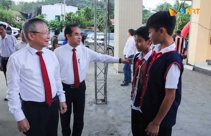 Lãnh đạo thành phố động viên học sinh. Ảnh: NGỌC PHÚ