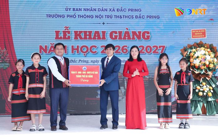 Lãnh đạo Ủy ban MTTQ Việt Nam thành phố và Sở Giáo dục và Đào tạo trao quà của Thành ủy, HĐND, UBND, Ủy ban MTTQ Việt Nam thành phố cho nhà trường và học sinh. Ảnh: NGỌC PHÚ