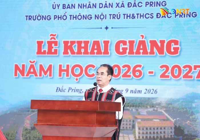 Phó Chủ tịch UBND thành phố Trần Anh Tuấn phát biểu tại lễ khai giảng. Ảnh: NGỌC PHÚ