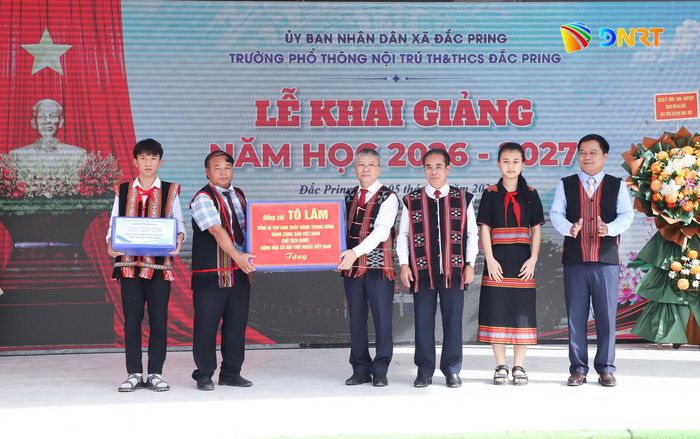 Lãnh đạo thành phố trao quà của Tổng Bí thư, Chủ tịch nước Tô Lâm và Phu nhân cho học sinh, giáo viên nhà trường. Ảnh: NGỌC PHÚ
