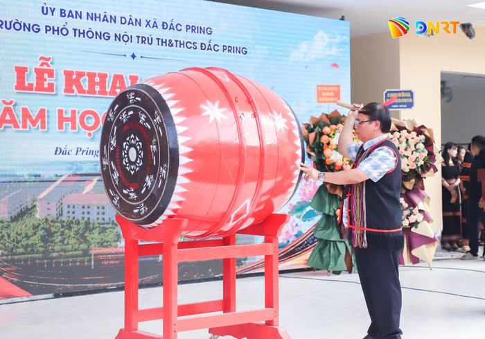 Lãnh đạo nhà trường đánh trống khai giảng năm học mới. Ảnh: NGỌC PHÚ
