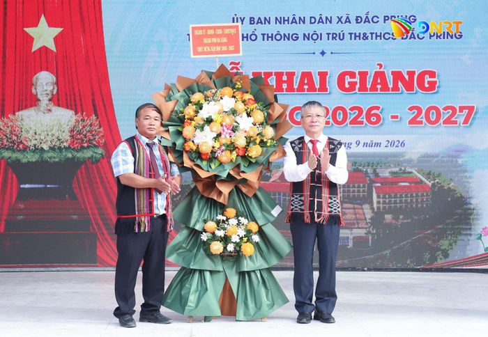 Chủ tịch HĐND thành phố Nguyễn Đức Dũng (bên phải) tặng hoa chúc mừng lễ khai giảng. Ảnh: NGỌC PHÚ