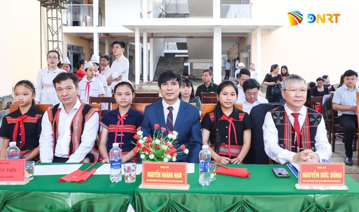 Chủ tịch HĐND thành phố Nguyễn Đức Dũng (bên phải) cùng các đại biểu và học sinh, giáo viên dự khai giảng năm học mới. Ảnh: NGỌC PHÚ