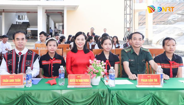 Phó Chủ tịch UBND thành phố Trần Anh Tuấn (bên trái) cùng các đại biểu và học sinh, giáo viên dự khai giảng năm học mới. Ảnh: NGỌC PHÚ