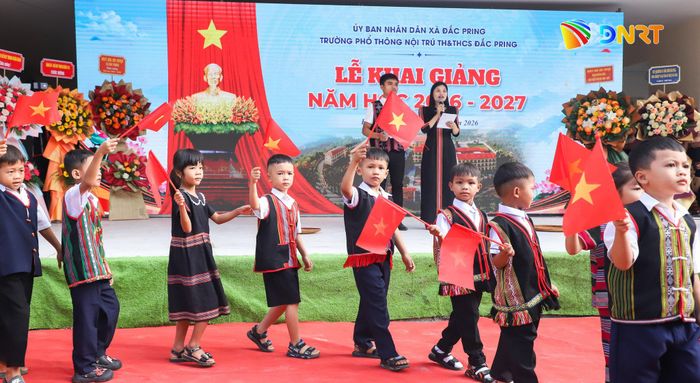 Học sinh khối 1 chào đón năm học mới. Ảnh: NGỌC PHÚ