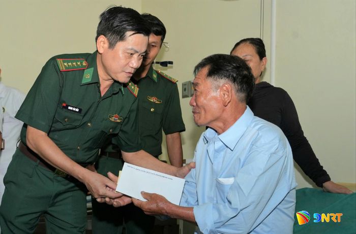 Đại tá Hoàng Văn Mẫn, Chính ủy Ban Chỉ huy Bộ đội Biên phòng thành phố Đà Nẵng tặng quà động viên ngư dân xã Núi Thành gặp nạn trên biển trở về địa phương tối 3/9. Ảnh: HUỲNH CHÍN