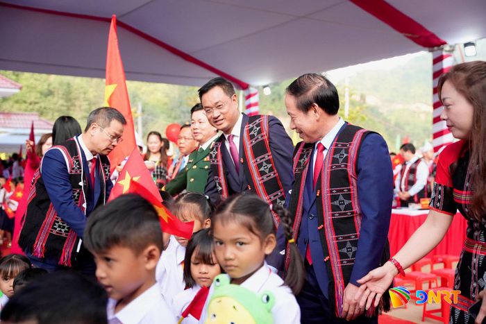 Phó Thủ tướng Chính phủ Lê Tiến Châu cùng lãnh đạo thành phố đón học sinh lớp 1 dự lễ khai giảng. Ảnh: T.CÔNG