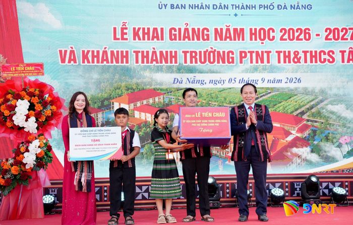 Phó Thủ tướng Chính phủ Lê Tiến Châu tặng quà cho học sinh nhà trường. Ảnh: T.CÔNG