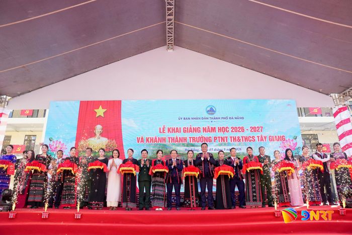 Các đại biểu thực hiện nghi thức cắt băng khánh thành Trường Phổ thông nội trú Tiểu học và THCS Tây Giang. Ảnh: T.CÔNG