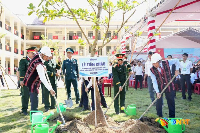 Phó Thủ tướng Chính phủ Lê Tiến Châu (ngoài cùng bên phải) cùng các đại biểu trồng cây lưu niệm. Ảnh: T.CÔNG