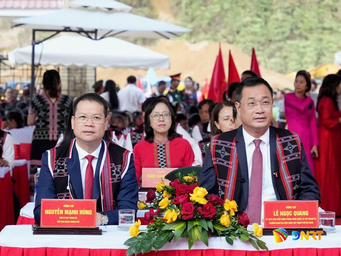 Bí thư Thành ủy Lê Ngọc Quang (bên phải) và Chủ tịch UBND thành phố Nguyễn Mạnh Hùng (bên trái) dự lễ khai giảng. Ảnh: T.CÔNG