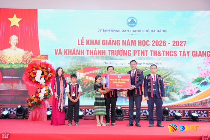 Bí thư Thành ủy Lê Ngọc Quang và Chủ tịch UBND thành phố Nguyễn Mạnh Hùng tặng quà cho nhà trường. Ảnh: T.CÔNG