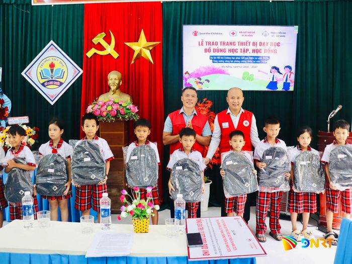 Học sinh nhận cặp sách từ nguồn tài trợ của chương trình. Ảnh: QUỐC TUẤN