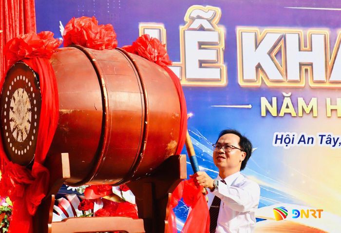 Thầy Lê Thành Vinh, Hiệu trưởng Trường THPT chuyên Lê Thánh Tông đánh trống khai giảng năm học mới. Ảnh: QUỐC TUẤN