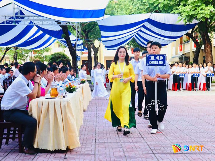 Đón học sinh lớp 10 vào Trường THPT chuyên Lê Thánh Tông. Ảnh: QUỐC TUẤN