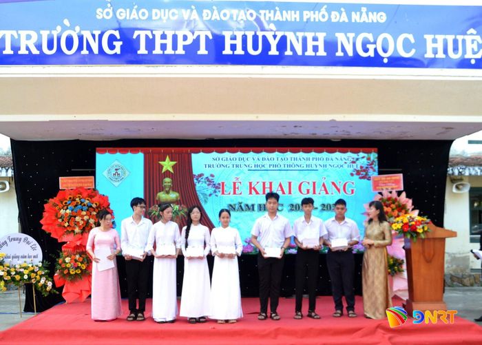 Trao tặng học bổng cho học sinh vượt khó học giỏi. Ảnh: CÔNG TÚ