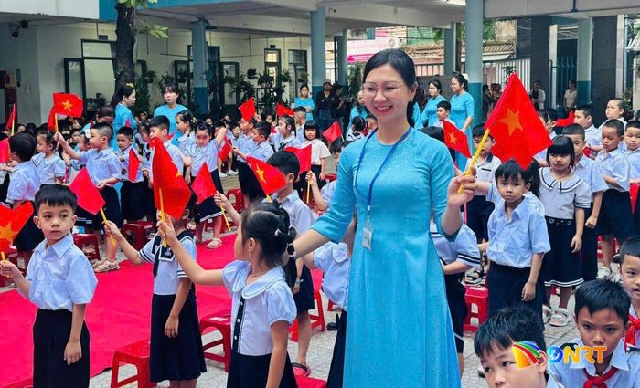 Đón học sinh lớp 1 Trường Tiểu học Trần Cao Vân. Ảnh: NGỌC HÀ