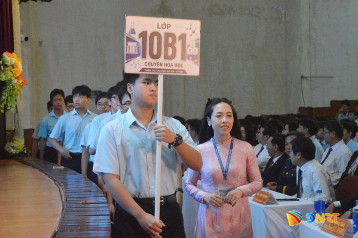 Nhà trường đón học sinh lớp 10. Ảnh: VĨNH LỘC