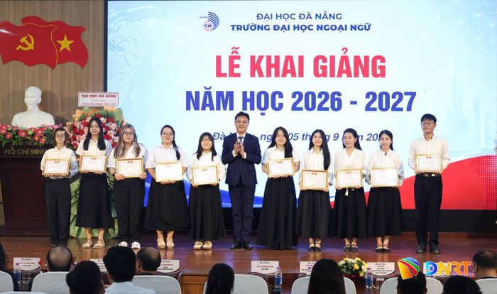 Lãnh đạo Trường Đại học Ngoại ngữ khen thưởng sinh viên xuất sắc. Ảnh: NGỌC HÀ