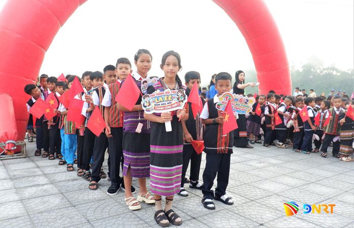 Học sinh dân tộc thiểu số xã La Êê hào hứng dự lễ khai giảng. Ảnh: KIM NGÂN