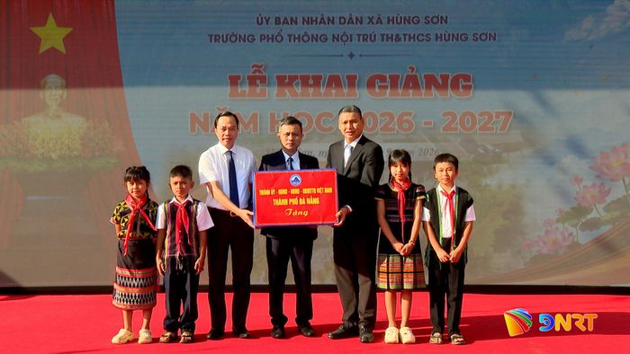 Lãnh đạo thành phố tặng quà chúc mừng nhà trường. Ảnh: VŨ QUÂN