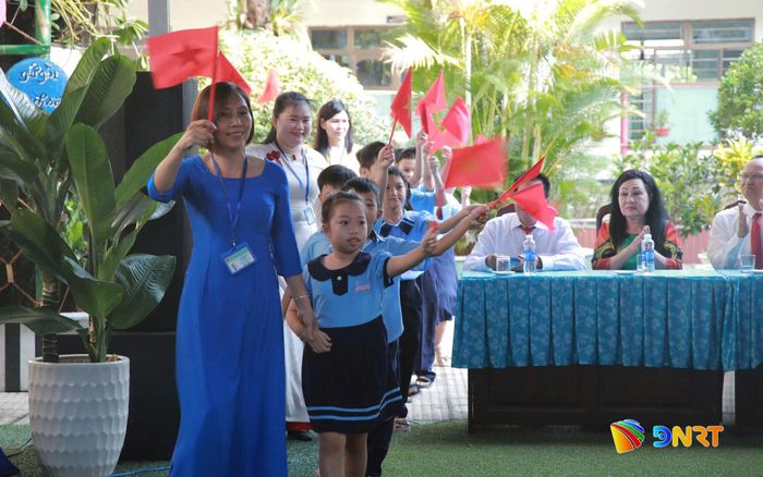 Nghi thức chào đón học sinh mới nhập học tại Trung tâm Hỗ trợ phát triển giáo dục hòa nhập Đà Nẵng. Ảnh: ĐẮC MẠNH