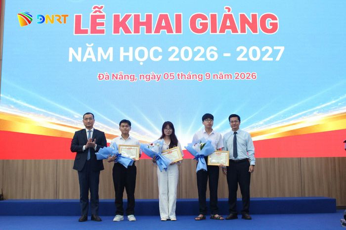 Lãnh đạo nhà trường vinh danh các thủ khoa đầu vào năm học 2026 - 2027. Ảnh: THU HÀ