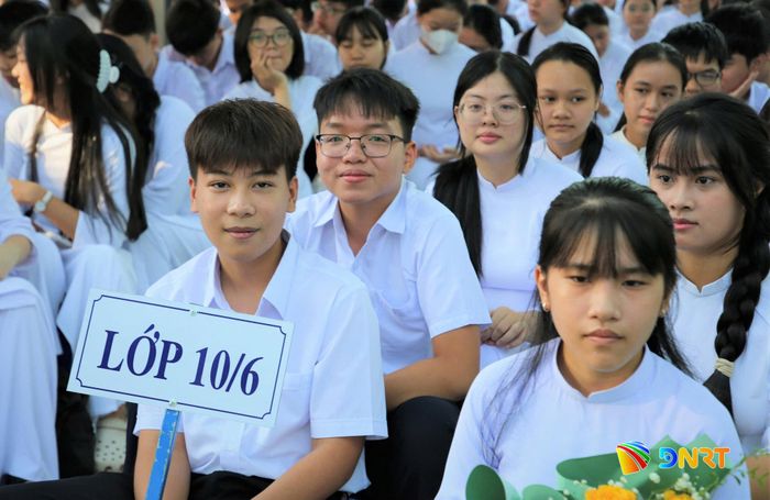 Học sinh khối lớp 10 Trường THPT Trần Cao Vân tham dự lễ khai giảng. Ảnh: ALĂNG NGƯỚC
