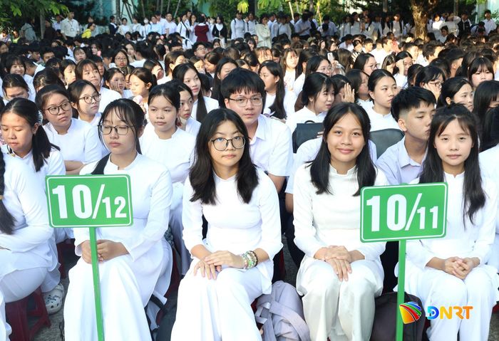 Học sinh lớp 10 Trường Tiểu học, THCS, THPT Ngũ Hành Sơn dự khai giảng. Ảnh: NGỌC HÀ