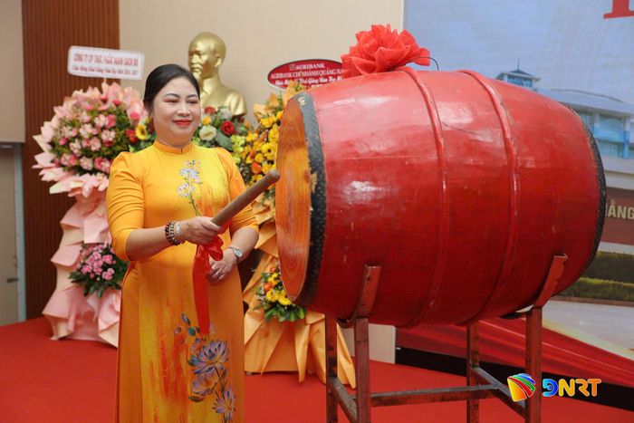 PGS-TS. Vũ Thị Phương Anh, Quyền Hiệu trưởng Trường Cao đẳng Đà Nẵng đánh trống khai giảng năm học mới. Ảnh: DIỄM LỆ
