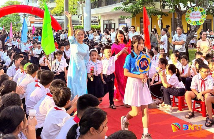 Đón học sinh lớp 1 tại Trường Tiểu học Lý Tự Trọng. Ảnh: NGỌC HÀ